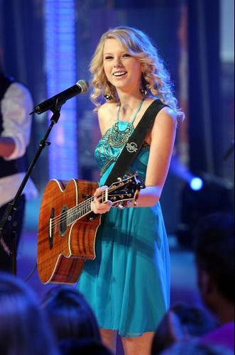 Debut Aesthetic, Debut Era, Taylor Swift Debut Album, Fearless Tour, Taylor Swift Guitar, Taylor Swift Debut, 2000s Boho, Guitar Girl, Swift Photo