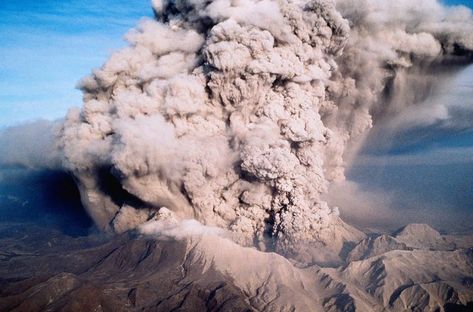 Learn About the 1991 Mount Pinatubo Volcanic Eruption Kamchatka Peninsula, Mt Pinatubo, Volcano Pictures, Mount Pinatubo, Magma Chamber, Pyroclastic Flow, Subic Bay, Volcanic Ash, Mount Hood