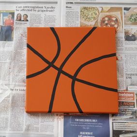 Your favorite basketball fan will love this wall art, and be impressed that you did it yourself! Basketball Wall Art Diy, Basketball Paintings Easy, Basketball Painting Easy, Easy Basketball Painting Ideas, Things To Paint For Room Decor, Sports Paintings On Canvas, 4 Canvas Painting Ideas Easy, Diy Basketball Room Decor, Ideas On Canvas