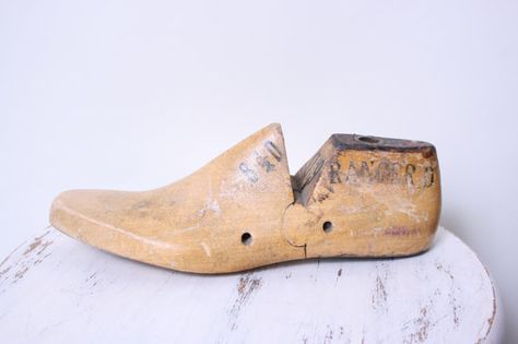 Vintage Shoe Forms Last Child, Shoe Molding, Wooden Shoe, Wood Shoes, Primitive Farmhouse, Shoe Last, Shoe Display, Wooden Shoes, Shoe Repair