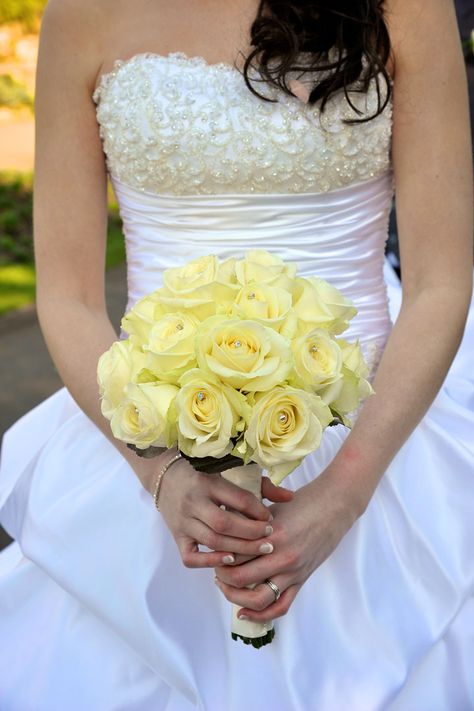 lovely yellow bridal posies Yellow Wedding Bouquets, Yellow Roses Wedding, Yellow Quince, Pale Yellow Weddings, Yellow Rose Wedding, Yellow Invitation, Yellow Wedding Bouquet, Wedding Flowers Roses, Yellow Bouquets