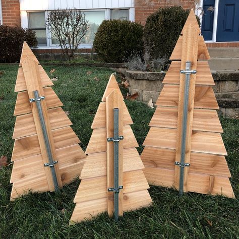 Palette Christmas Tree, Wooden Pallet Christmas Tree, Wood Christmas Trees Diy, Wooden Xmas Trees, Pallet Wood Christmas Tree, Pallet Wood Christmas, Pallet Tree, Charlie Brown Christmas Tree, Pallet Christmas Tree