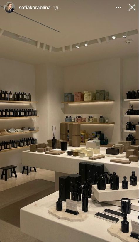 Soap Shop Interior Design, Candle Shop Aesthetic, Candle Store Interior, Perfume Store Interior Design, Candle Shop Interior, Candle Display Retail, Candle Shop Display, Candle Booth Display, Candle Store Display