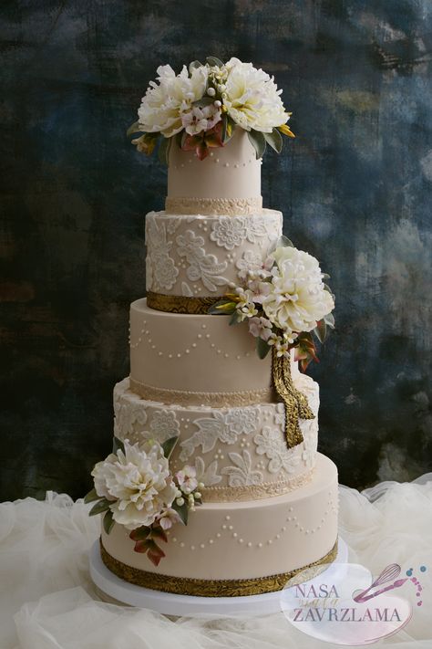 Cream Lace Cake With Flowers. Think lavender in place of brown. Lace Wedding Cake Vintage, Brown Wedding Cake, Lavender Wedding Cake, Lace Cake, Cake With Flowers, Wedding Cakes Elegant, Lace Wedding Cake, Amazing Wedding Cakes, Wedding Cake Rustic