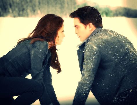 Edward and Bella Cullen in the snow... Breaking Dawn Part 2 Aesthetic, Twilight Breaking Dawn Part 2 Aesthetic, Twilight Aesthetic Breaking Dawn Part 2, Bella Swan Breaking Dawn Part 2, Breaking Dawn Aesthetic, Twilight Breaking Dawn Part 2, Bella Y Edward, Twilight Fanfiction, Twilight Scenes