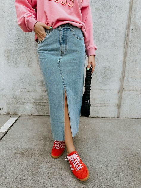 Jean Skirt With Sneakers, Midi Jeans Skirt Outfit, Jean Midi Skirt Outfits, Casual Midi Skirt Outfit, Long Denim Skirt Outfit Street Styles, Midi Denim Skirt Outfit, Midi Skirt Outfit Summer, Jean Skirt Outfits Fall, Jean Skirt Outfits Summer