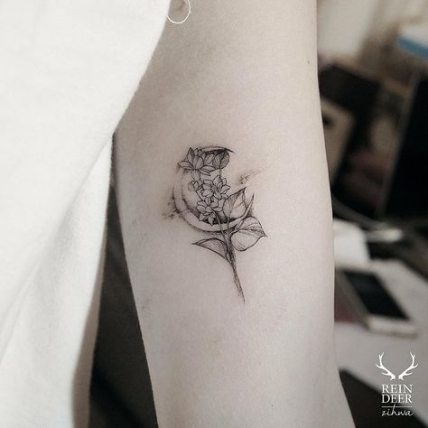 Sailor Moon Tattoo, Crescent Moon Tattoo, Moon Tattoo Designs, Disney Tattoo, Geniale Tattoos, Flower Tattoo Designs, Nature Tattoos, Moon Flower, Trendy Tattoos