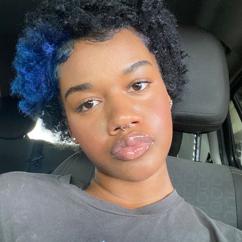 Blue Twa Natural Hair, Black Hair Blue Skunk Stripe, Skunk Stripe Short Natural Hair, 4c Hair Skunk Stripe, Hair Dye Ideas Black Women Short Hair, Dark Blue Skunk Stripe Hair, Skunk Stripe Hair Blue, Reverse Skunk Stripe Hair, Skunk Stripe Short Hair