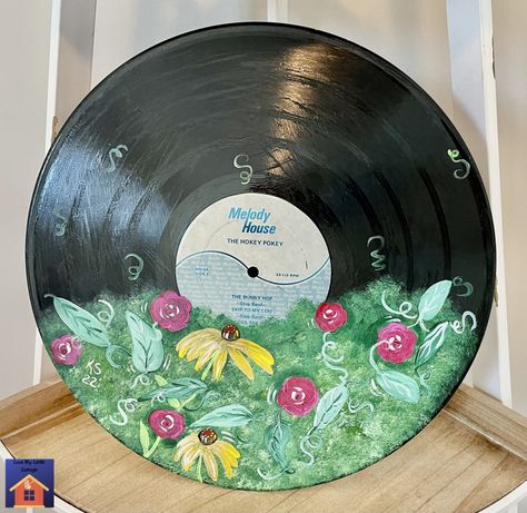 How to Paint a Vinyl Record - lovemycottage Vinyl Record Painting, Black Eyed Susan Flower, Painted Vinyl Records, Record Painting, Old Vinyl Records, Cottage Market, Painted Vinyl, Vinyl Record Art, Custom Wall Decor