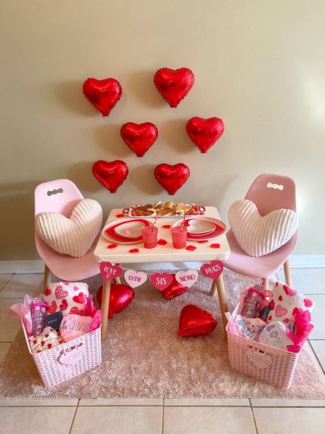 Valentines Day Kids Breakfast, Galentines Party Ideas Toddler, Valentines Day Table Setting For Kids, Galentines Ideas Kids, Valentine Breakfast For Toddler, Valentine Party For Toddlers, Valentines Sleepover Ideas For Kids, Valentine Birthday Decorations, Toddler Valentines Breakfast