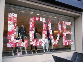 Boutique Window Displays, Valentines Window Display, Window Display Retail, Store Window Displays, Window Display Design, Interior Vintage, Store Window, Shop Window Design, Shop Window Displays