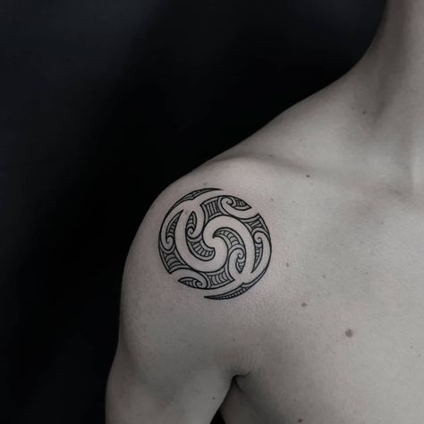 Mauri Small Tattoo, Minimalist Shoulder Tattoo Men, Koru Tattoo Maori, Shoulder Circle Tattoo, Circle Tattoo Shoulder, Small Polynesian Tattoo, Kiwiana Tattoo, Koru Tattoo, Nz Tattoo