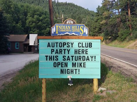 Someone In Colorado Is Putting The Funniest Signs, And The Puns Are Priceless (35 New Pics) Funny Billboards, Holiday Puns, Sign Sayings, Funny Road Signs, Punny Jokes, Indian Hills, Community Signs, Hilarious Jokes, Bad Puns