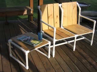 PVC Furniture. No tutorial... just this picture. Possibly combining PVC with pallet wood? Pvc Patio Furniture, Pvc Pipe Furniture, Pvc Furniture Plans, Pvc Chair, Pvc Furniture, Regnul Animal, Pvc Pipe Crafts, Pvc Pipe Projects, Pallet Patio Furniture