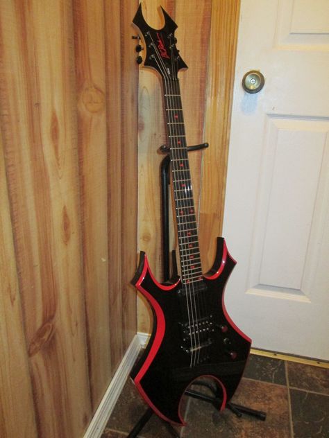 BC Rich Virgo Custom Guitars Electric, Black Electric Guitar Aesthetic, Strat Electric Guitar, Electric Guitar Art, Goth Electric Guitar, Goth Bass Guitar, Bc Rich Guitars, Bc Rich Guitars Warlock, Custom Electric Guitars