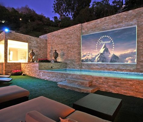 kent that is a cool tv worth having out side.  if your gonna do it. do it big Sala Cinema, Bedroom Summer, Vibey Apartment, Baddie Apartment, Men Bedroom, Summer Room, Beachy Room, Outdoor Theater, Casa Exterior