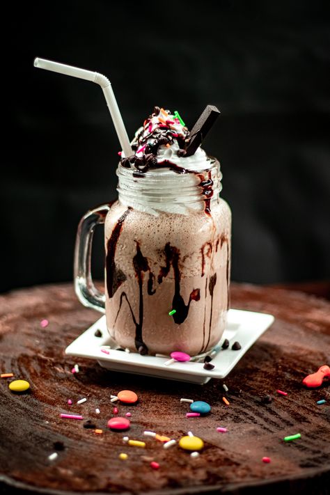 Chocolate Shake Photography, Milk Shake Photography, Milkshake Photoshoot, Milkshake Photography, Chocolate Smoothie Recipe, Smoothie Chocolate, Ice Cream Images, Chocolate Smoothie Recipes, Oreo Shake