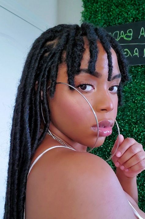 A new twist to crochet faux locs with bangs making it more natural.  #crochetfauxlocs #crochetlocs #gypsylocs #gyspyfauxlocs Long Locs With Bangs, Faux Locs Bangs, Faux Locs With Bangs, Loc Bangs, Locs With Bangs, Faux Bangs, Hair Movement, Faux Loc, Crochet Faux Locs