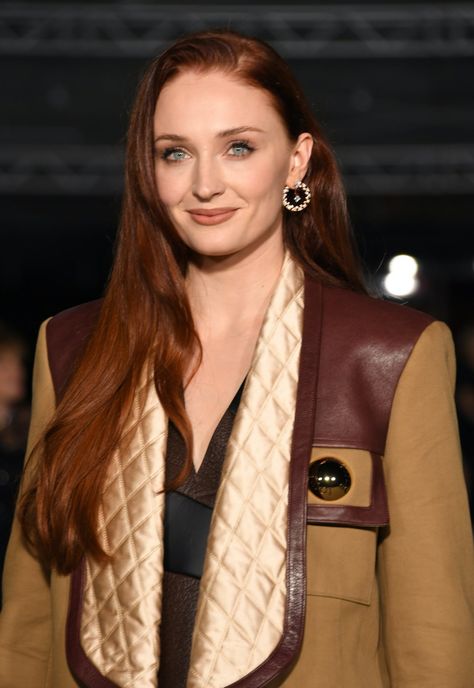 Red Hair Sophie Turner, Sophie Turner Dark Red Hair, Sophia Turner Red Hair, Sophie Turner Hair, Sophie Turner Red Hair, Bangs Red Hair, Dark Ginger Hair, Hottest Haircuts, Dark Auburn Hair