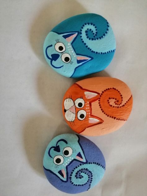 Painted Rock Cat, Rock Painting Cat, Cat Rock Painting, Beach Rocks Crafts, Rock Crafts Diy, Christmas Pebble Art, Garden Rock Art, Diy Rock Art, Painted Rock Animals