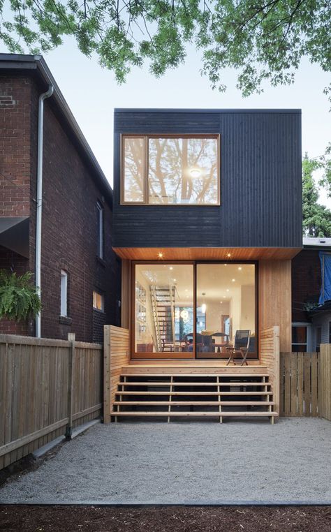 New Modern Housing In Downtown Toronto From MODERNest Breaks The Traditional Real Estate Rules : TreeHugger Small House Design Architecture, Toronto Houses, Glass Houses, Villa Maria, Modern Small House Design, Front House, Design Exterior, Shipping Container Homes, Scandinavian Home