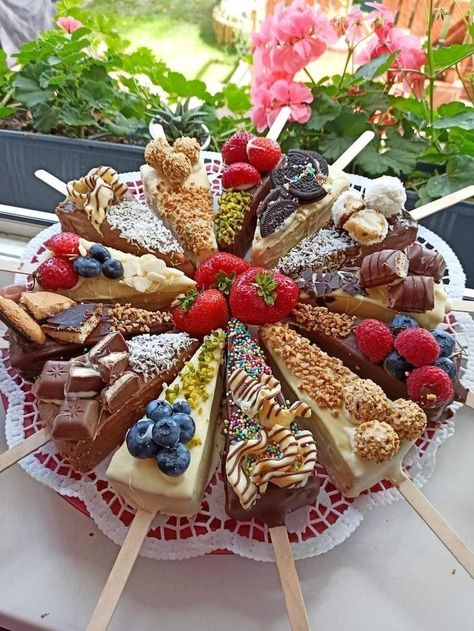 Cheesecake On A Stick Recipe, Minuman Aesthetic, Stick Food, Italian Sweets, Pizza Cake, Dessert Platter, Mini Desserts, Party Snacks, Food Obsession