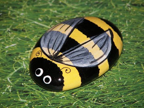 Bee- Painted Rock | Flickr - Photo Sharing! Bee Rocks, Tattoo Plant, Rock Painting Patterns, Paint Rock, Pet Rocks, Rock Painting Designs, Stone Crafts, Rock Painting Art, Hand Painted Rocks