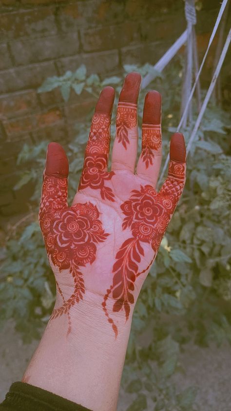 Leave Mehndi Design Simple, Flower Mehndi Designs Back, New Flower Mehndi Designs, Henna With Flowers, Leaves Mehendi Design, Patch Mehendi Designs, Flower Design Mehndi, Mehndi Flower Designs, Flower Mehandi Designs