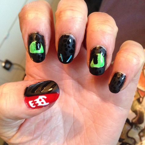 How to train your dragon; toothless nail art! Because I have a teeeennyyy tiiinnnyyyy obsession with it... Toothless Nail Art, Httyd Nail Art, Httyd Nails, How To Train Your Dragon Nails, Toothless Nails, Train Nails, Art Nouveau Wedding Band, Dragon Clothes, Dragon Toothless