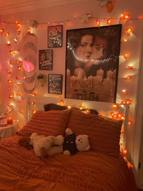 Hollowed Room Decor, October Room Decor Aesthetic, Spooky Dorm Room, Aesthetic Autumn Room Decor, Small Room Fall Decor, Autumn Dresser Decor, Fall Themed Room Aesthetic, Halloween Dorm Room Decor, Fall Vibes Room Decor