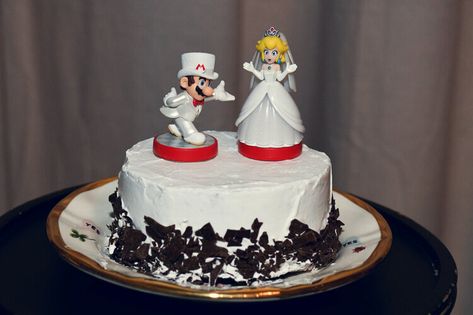 These cuties leaned into their shared love of video games with their Mario & Princess Peach cake topper. Mario Wedding Cake, Wedding Peach Mario, Grooms Cake Video Game, Xbox Wedding Cake Topper, Gaming Wedding Cake Toppers, Funny Wedding Cake Toppers Video Games, Fun Wedding Cake Toppers, Disney Wedding Cake Toppers, Diy Wedding Cake Topper