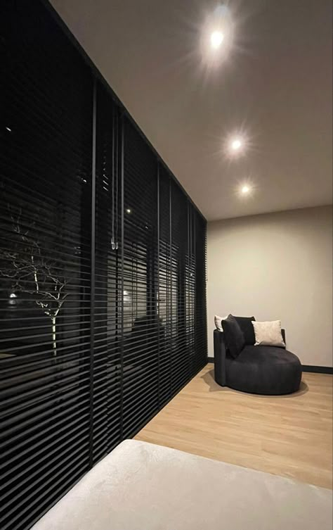 Blinds Modern, Blind Inspiration, House Window Design, Feature Wall Living Room, Store Venitien, Hotel Chic, Blinds Design, Diy Blinds, Wooden Blinds