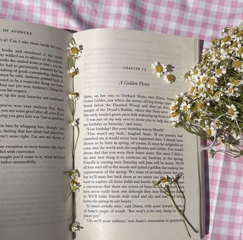 Author Aesthetic, Cottagecore Books, Cottagecore Princess, Green Cottagecore, Spring Reading, Spring Love, Spring Books, Cottagecore Cottage, Aesthetic Spring