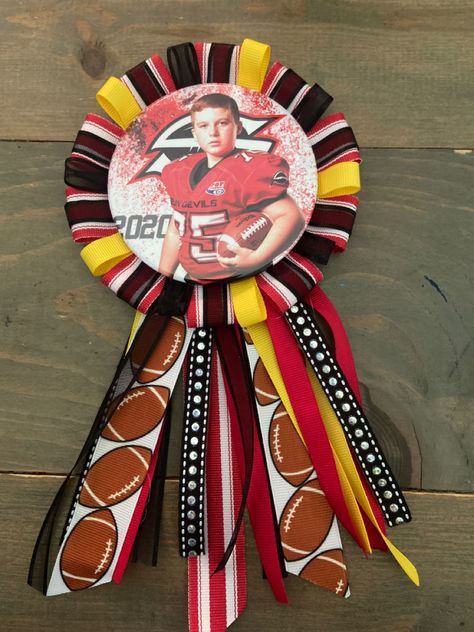 Senior Buttons, Senior Boards, Football Locker Decorations, Homecoming 2023, Football Banquet, Football Moms, Football Pics, Football Diy, Football Spirit