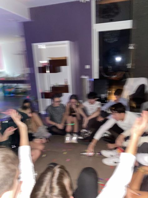 Chaotic Birthday Aesthetic, Spin The Bottle Aesthetic, High School House Party, House Party Aesthetic, How To Defend Yourself, Friends Hanging Out, Spin The Bottle, Teen Friends, Big Friends