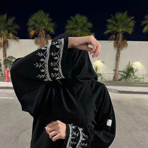 Black Abaya Designs Dubai Style, Black Abaya Designs Simple, Halal Outfits, Black Abaya Designs, Abaya Black, Abaya Designs Latest, Evening Gowns With Sleeves, Mode Abaya, Hijabi Style