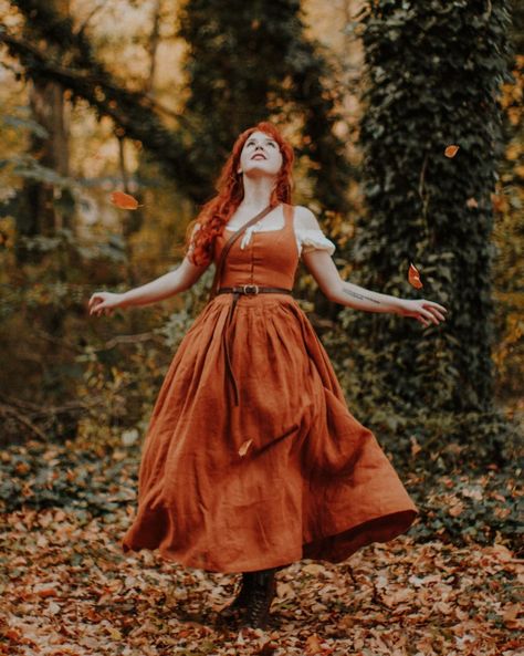 Rachel Maksy on Instagram: “Hello yes here are some photos where I wanted to soak in my last autumn in this backyard (🤯🤯🤯🤯) Aaaand also show off my new favorite dress…” Rachel Maksy Outfits, Rachel Maksy, Fire Witch, Autumn Cottagecore, Cottagecore Outfit, Cottagecore Outfits, Fashion Moodboard, Cottagecore Fashion, Retro Pin Up