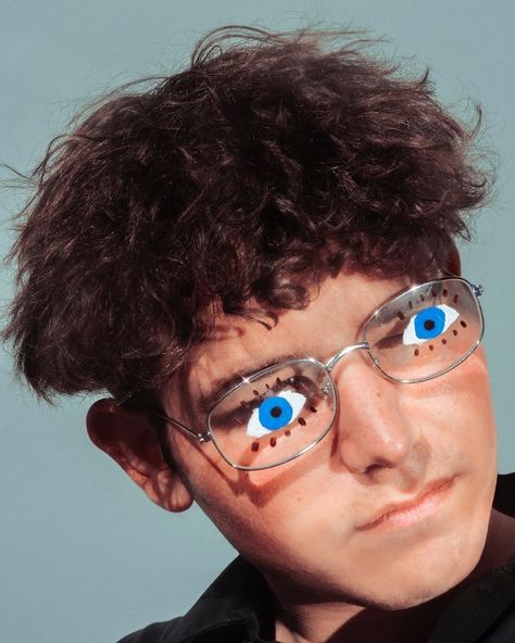 Boy with blue eyes painted on his glasses Bizarre Photography, Teater Drama, Bday Pics, Modern Photographers, Kunst Inspiration, Seni 3d, Eye Photography, Post Modern, Creative Portraits