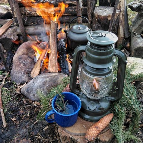 Solar panel lanterns One of the easiest ways to go solar is with a solar panel. You can then add ice and other beverages. Camping Cooking Gear, Survival Bushcraft, Bushcraft Kit, Forest Hiking, Forest Camp, Bushcraft Gear, Outdoor Aesthetic, Bushcraft Camping, Hiking Adventure