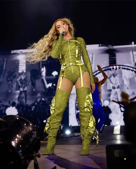 Beyonce Stage Outfits, Beyonce Tour Outfits, Beyonce Concert, Stage Outfits Ideas Singer, Beyonce Body, Beyonce Concert Outfit, Green Costumes, Beyonce Outfits, Beyonce Knowles Carter