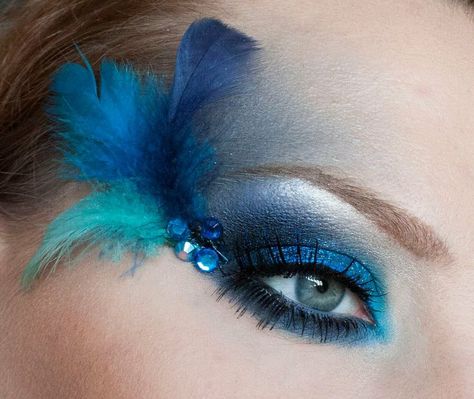 Carnival Look Peacock Feather Eye Makeup, Brazil Carnival Makeup, Fantasy Eye Makeup, Seussical Makeup, Peacock Makeup, Bird Makeup, Exotic Makeup, Fantasy Make-up, Carnival Makeup