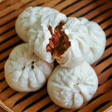 Bbq Pork Buns Recipe, Dim Sum Recipe, Pork Bao, Chinese Buns, Bbq Pork Buns, Bao Recipe, Char Sui, Char Siu Bao, Bun Recipes