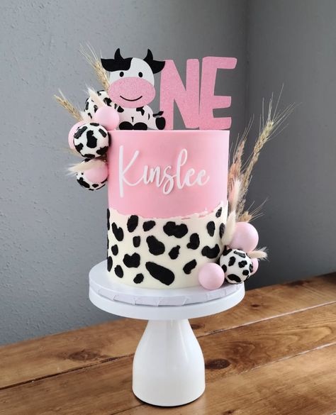 Cow Cake For 1st Birthday, Cow Print 1st Birthday Cake, Cow 2nd Birthday Cake, Cow Print First Birthday Cake, Cow Pink Cake, Pink Farm Theme Cake, Cow Theme Party Ideas, 4 Ever Moody Birthday Cake, My First Rodeo Candy Bags