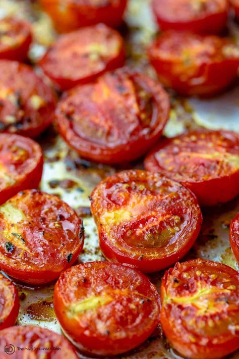 You don't need all day to make the BEST oven roasted tomatoes! This quick and easy recipe is all you need. I make a few batches ahead to store for later (fridge and freezer storage instructions included) Roasting Tomatoes In Oven, Roasted Tomatoes Oven, Roasted Tomato Recipes, Vegetarian Lentil Soup, Tomatoes Roasted, Med Diet, Oven Roasted Tomatoes, Fresh Tomato Recipes, The Mediterranean Dish