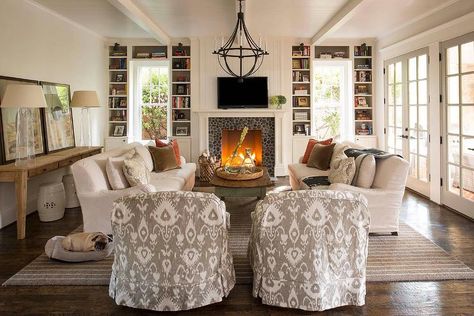 Cottage living room Fireplace Cabinet, Traditional Family Room, Fireplace Tile Surround, Sala Grande, Mediterranean Style Homes, Condo Ideas, Cottage Living Rooms, Fireplace Surround, Cabinet Ideas