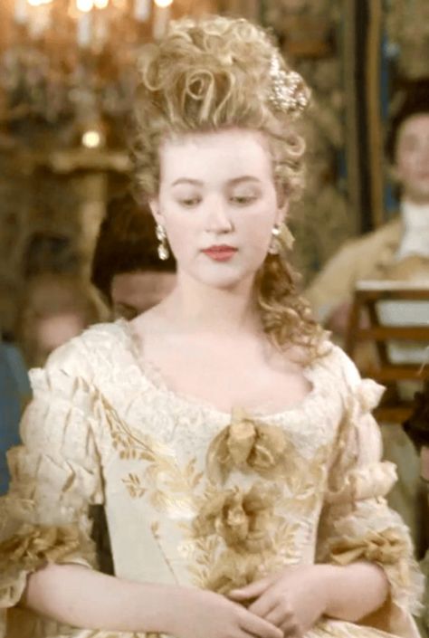 Pauline Pullman as the Dauphine Marie Antoinette in Jeanne du Barry (2023). Directed by and starring Maïwenn, co-starring Johnny Depp as King Louis XV. Jeanne Du Barry Movie, Regency Movies, Daphne Kluger, Antoinette Aesthetic, Jeanne Du Barry, Marie Antoinette Aesthetic, Marie Antoinette Movie, Madame Du Barry, Royal Aesthetic