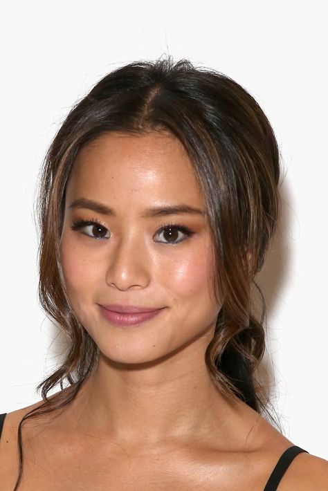 Jamie Chung at Mara Hoffman #NYFW Jamie Chung Makeup, Jamie Chung Hair, Wedding Makeup Asian, Asian Makeup Before And After, Fresh Face Makeup, Makeup Asian, Tanned Makeup, Loose Ponytail, Makeup Before And After