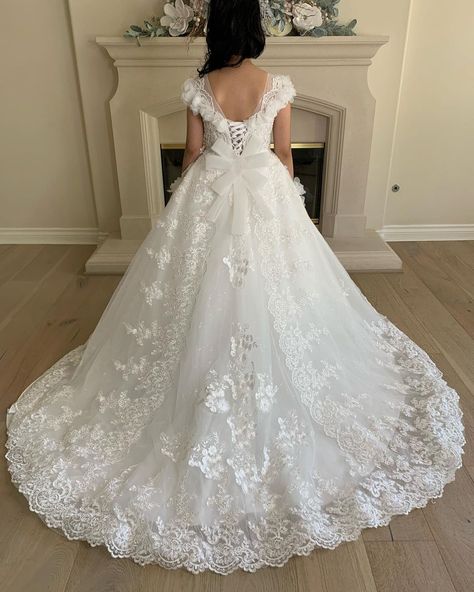 Bella Luna Gowns on Instagram: “The difference is in the details, Snow White ball gown 💖 @bellalunagowns #kidscouture #couture #couturefashion #couturedress #kids…” Dresses With Corsets, Flower Girl Dress Ideas, Girl Dress Ideas, Flower Girl Gown, Flower For Wedding, Sparkle Ball, White Ball Gowns, Big Dresses, Bridal Gowns Mermaid