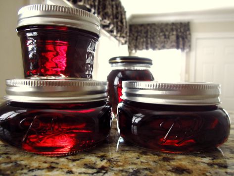 Quick Grape Jelly Grape Jelly Recipe, Hot Water Bath Canning, Jelly Maker, Sugar Free Jam, Last Minute Gift Ideas, Grape Apple, Homemade Jelly, Jelly Recipe, Water Bath Canning