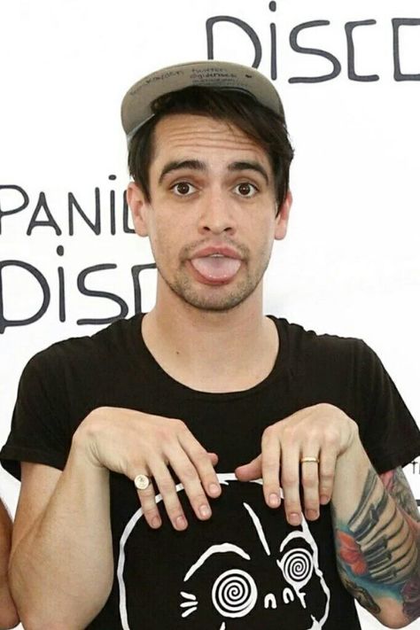 Brendon being a literal puppy Brendon Urie Funny, Ryan Ross, Brendon Urie, Band Memes, Panic! At The Disco, Emo Bands, Fall Out Boy, Be Safe, Cats And Dogs